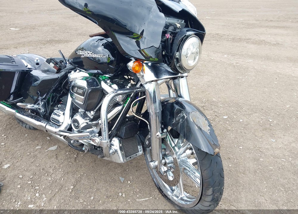 2017 HARLEY-DAVIDSON FLHX STREET GLIDE VIN: 1HD1KBC18HB687662