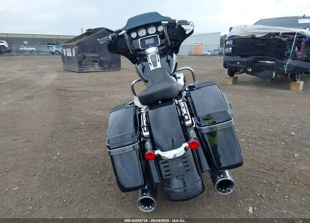 2017 HARLEY-DAVIDSON FLHX STREET GLIDE VIN: 1HD1KBC18HB687662
