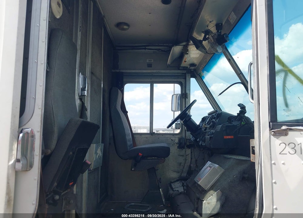 2001 FREIGHTLINER CHASSIS VIN: 4UZAANBW71CH52728