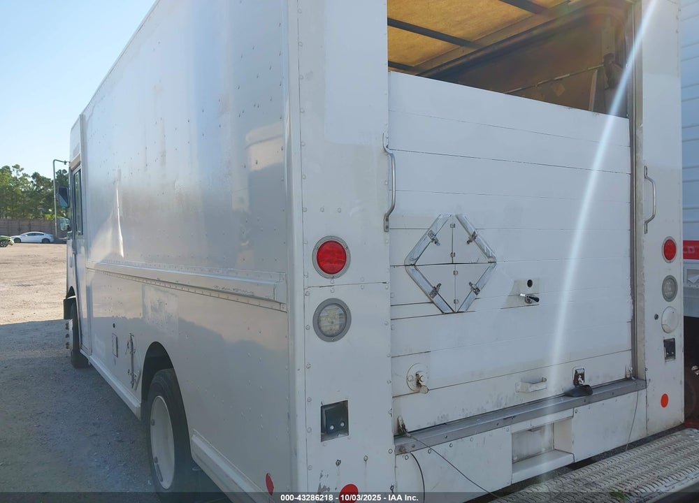 2001 FREIGHTLINER CHASSIS VIN: 4UZAANBW71CH52728