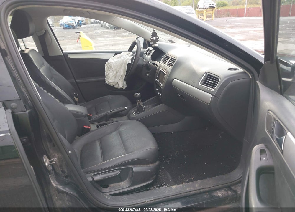 2011 VOLKSWAGEN JETTA VIN: 3VW3L7AJ0BM067182