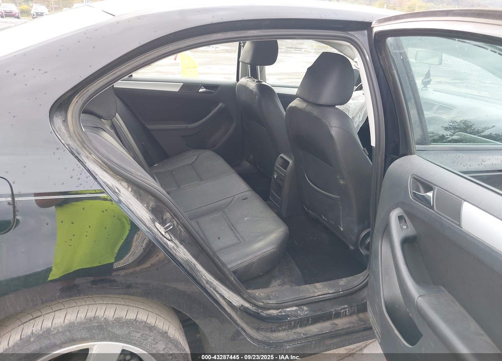 2011 VOLKSWAGEN JETTA VIN: 3VW3L7AJ0BM067182