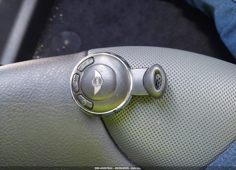 2010 MINI COOPER VIN: WMWMF7C54ATZ72150