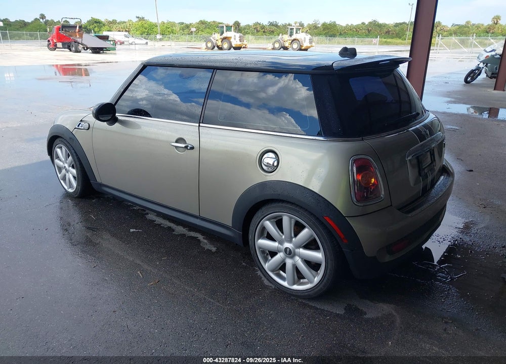 2010 MINI COOPER VIN: WMWMF7C54ATZ72150