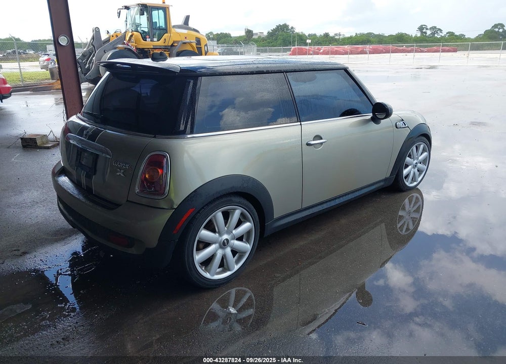 2010 MINI COOPER VIN: WMWMF7C54ATZ72150