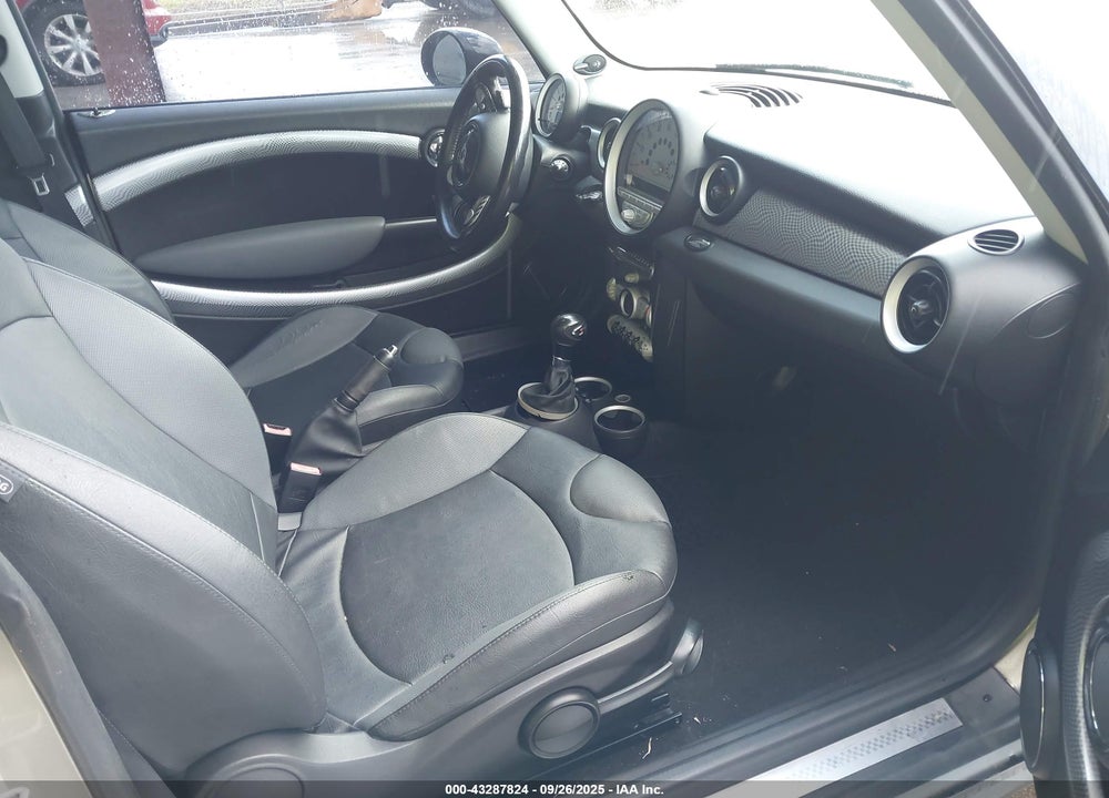 2010 MINI COOPER VIN: WMWMF7C54ATZ72150