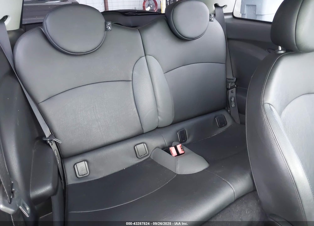 2010 MINI COOPER VIN: WMWMF7C54ATZ72150