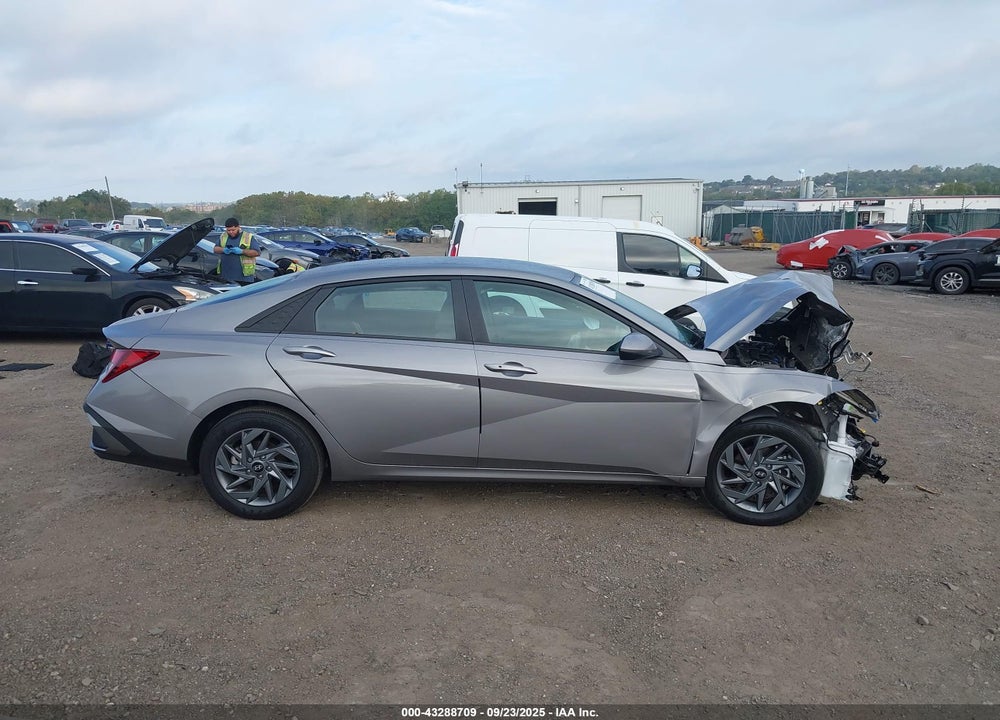 2024 HYUNDAI ELANTRA SEL VIN: KMHLM4DG9RU813807