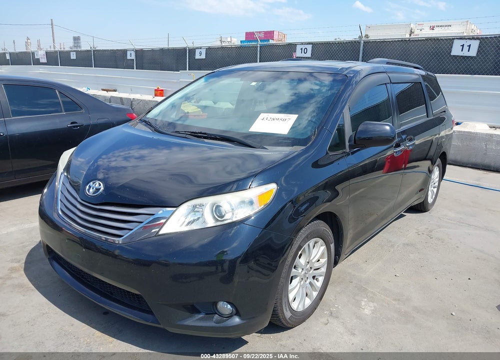 2017 TOYOTA SIENNA XLE 8 PASSENGER VIN: 5TDYZ3DC2HS865740