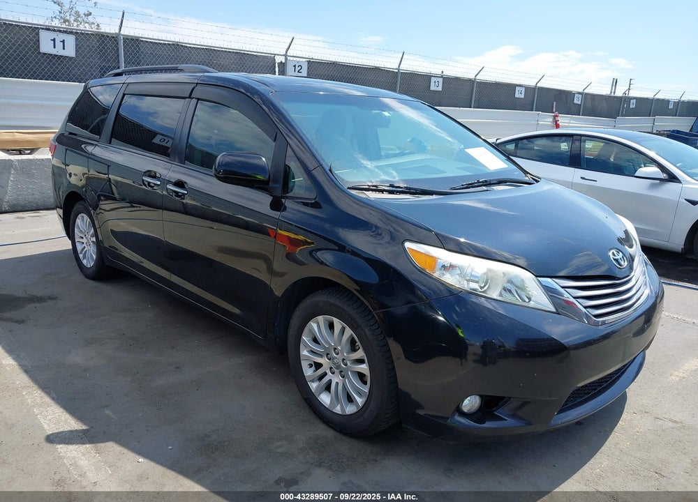 2017 TOYOTA SIENNA XLE 8 PASSENGER VIN: 5TDYZ3DC2HS865740