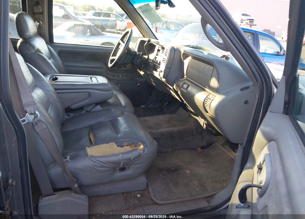 1999 CHEVROLET SUBURBAN 2500 VIN: 1GNGK26R8XJ527936