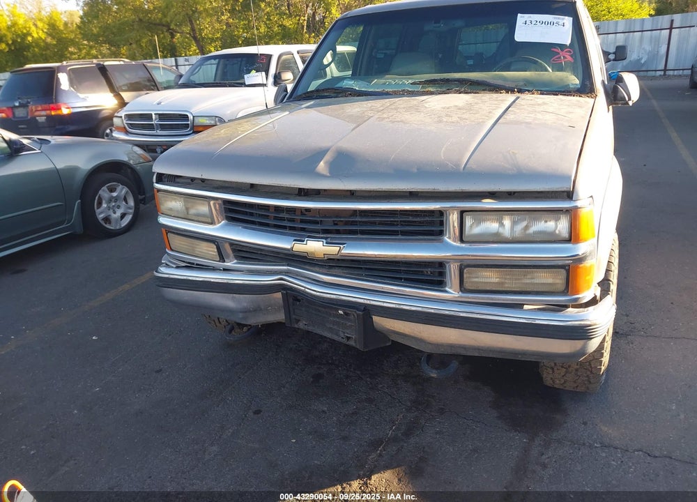 1999 CHEVROLET SUBURBAN 2500 VIN: 1GNGK26R8XJ527936