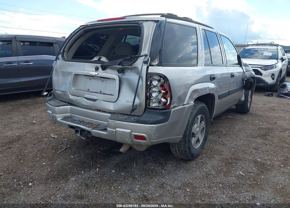 2005 CHEVROLET TRAILBLAZER LS VIN: 1GNDT13S352387657