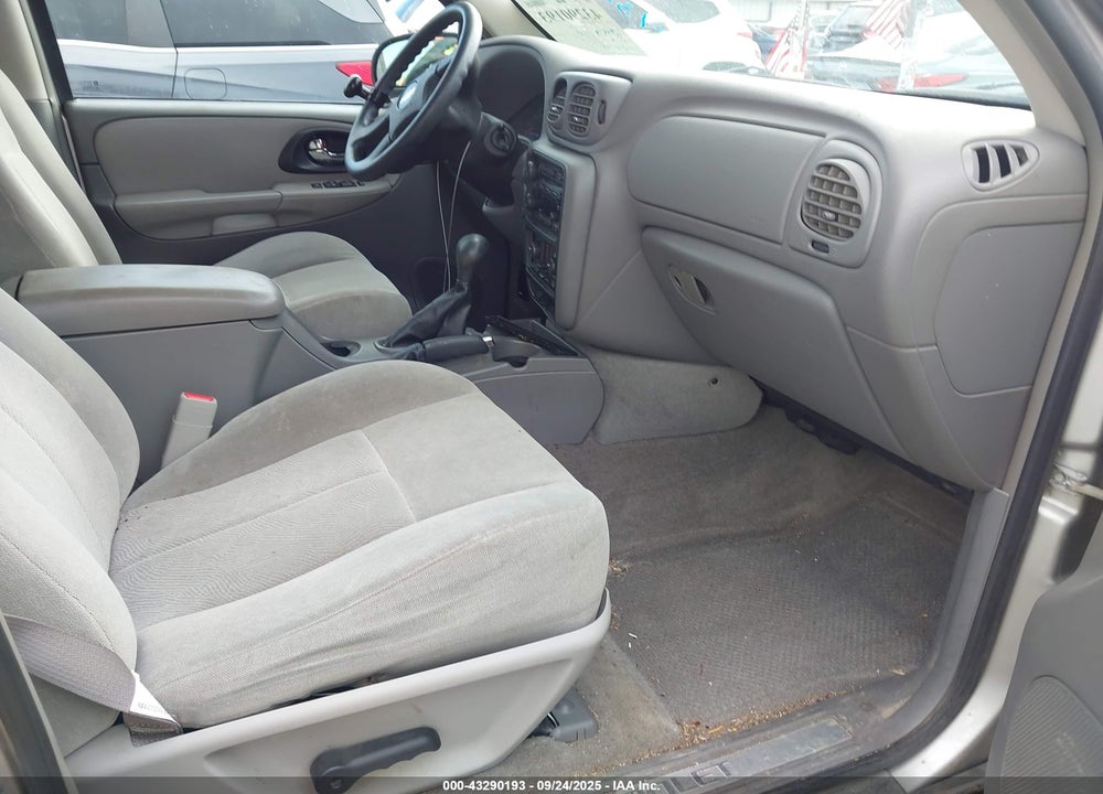 2005 CHEVROLET TRAILBLAZER LS VIN: 1GNDT13S352387657