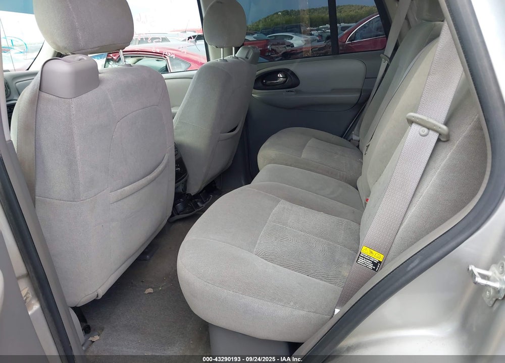 2005 CHEVROLET TRAILBLAZER LS VIN: 1GNDT13S352387657
