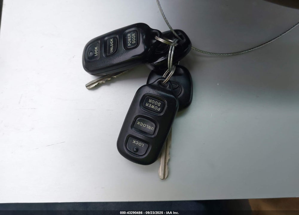 1999 TOYOTA SIENNA XLE VIN: 4T3ZF13C5XU143470