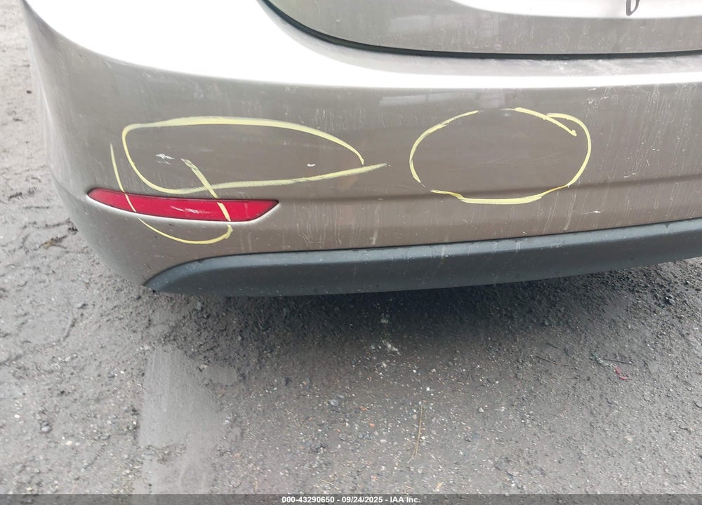 2014 HYUNDAI ELANTRA VIN: 5NPDH4AE3EH523647
