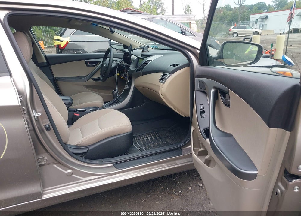 2014 HYUNDAI ELANTRA VIN: 5NPDH4AE3EH523647