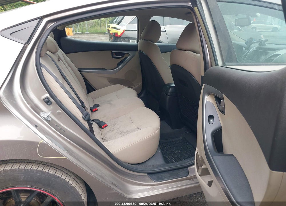 2014 HYUNDAI ELANTRA VIN: 5NPDH4AE3EH523647