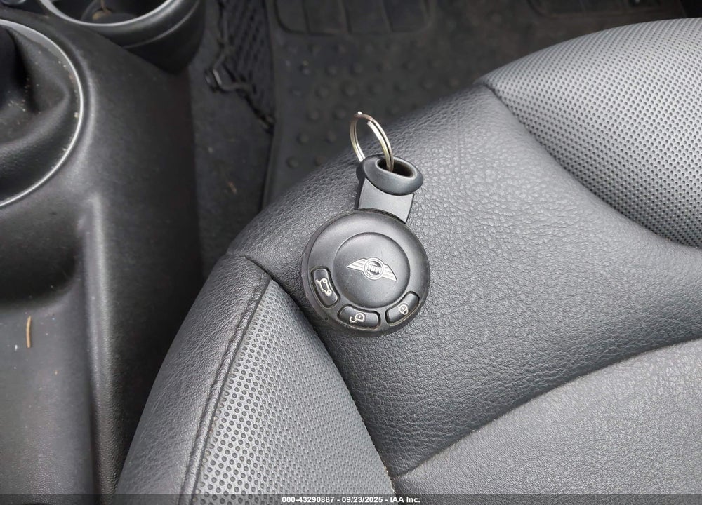 2010 MINI COOPER S VIN: WMWMF7C59ATZ70653