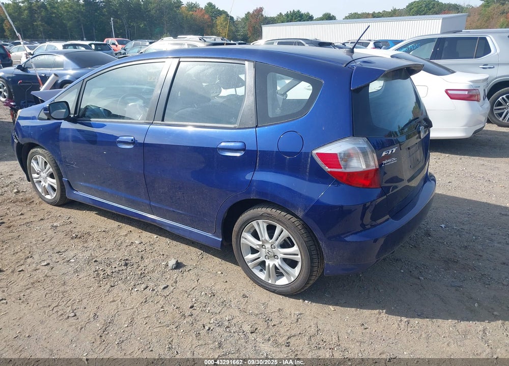 2011 HONDA FIT VIN: JHMGE8H53BC021147