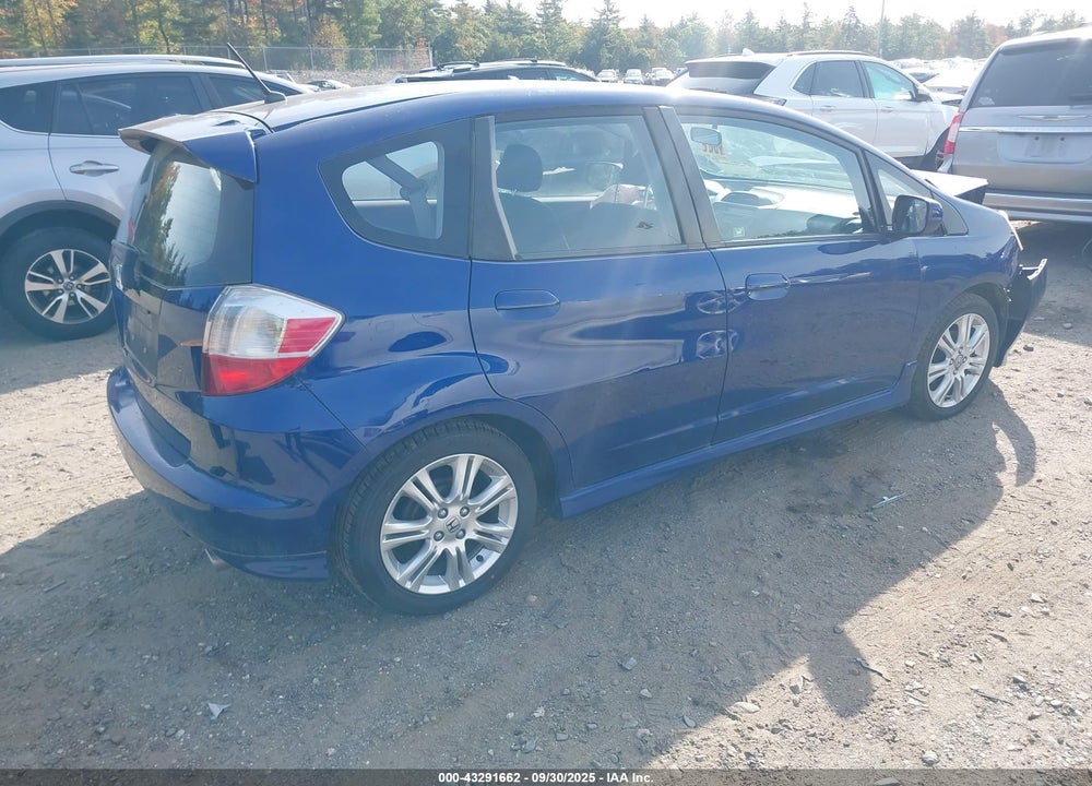2011 HONDA FIT VIN: JHMGE8H53BC021147