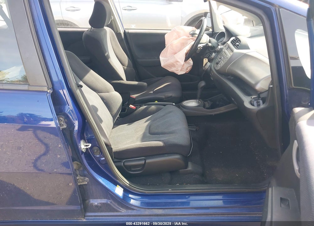 2011 HONDA FIT VIN: JHMGE8H53BC021147