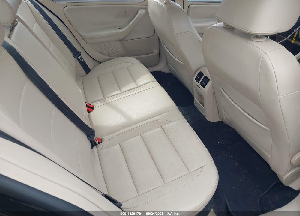 2010 VOLKSWAGEN JETTA VIN: 3VWAZ7AJXAM099562