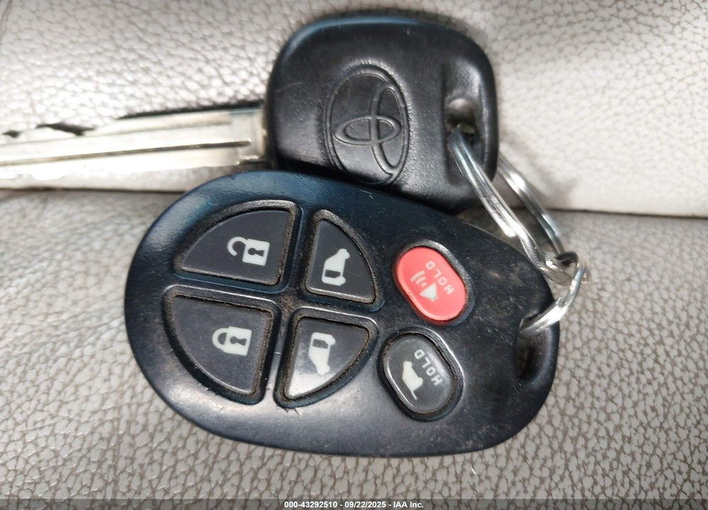 2014 TOYOTA SIENNA XLE V6 8 PASSENGER VIN: 5TDYK3DC2ES429504