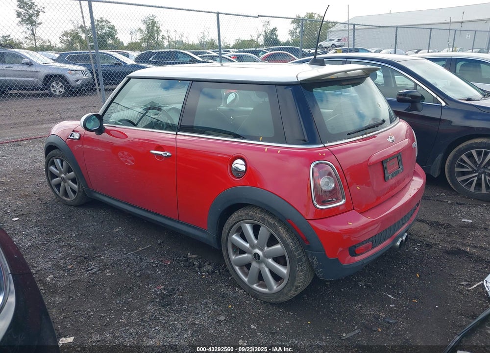 2008 MINI COOPER S VIN: WMWMF73528TT89621