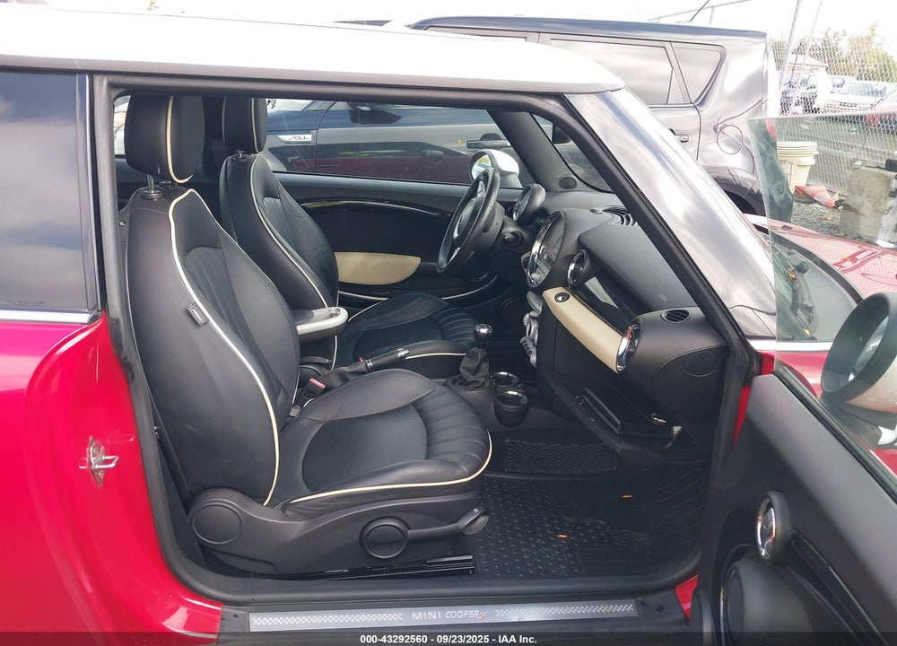 2008 MINI COOPER S VIN: WMWMF73528TT89621