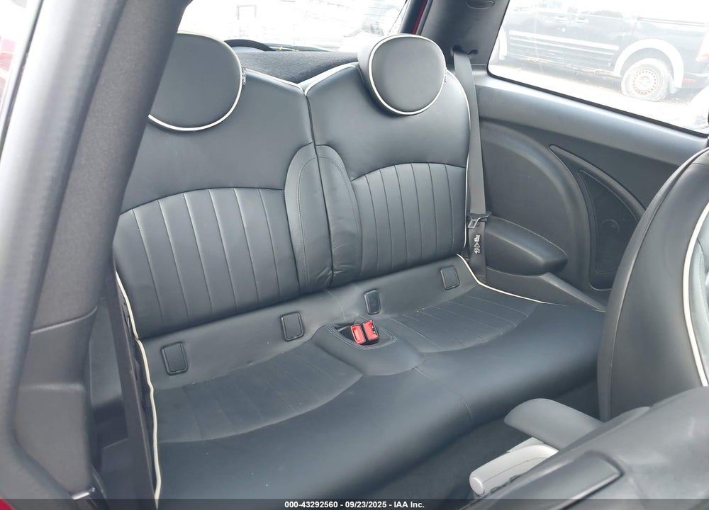 2008 MINI COOPER S VIN: WMWMF73528TT89621
