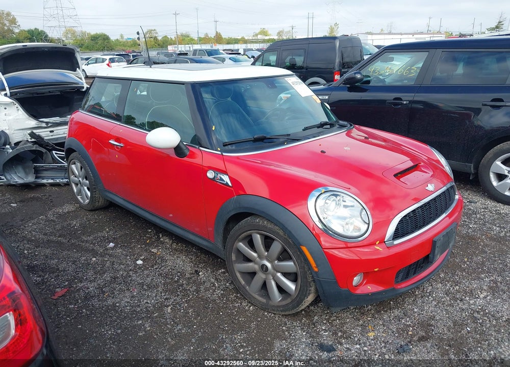 2008 MINI COOPER S VIN: WMWMF73528TT89621