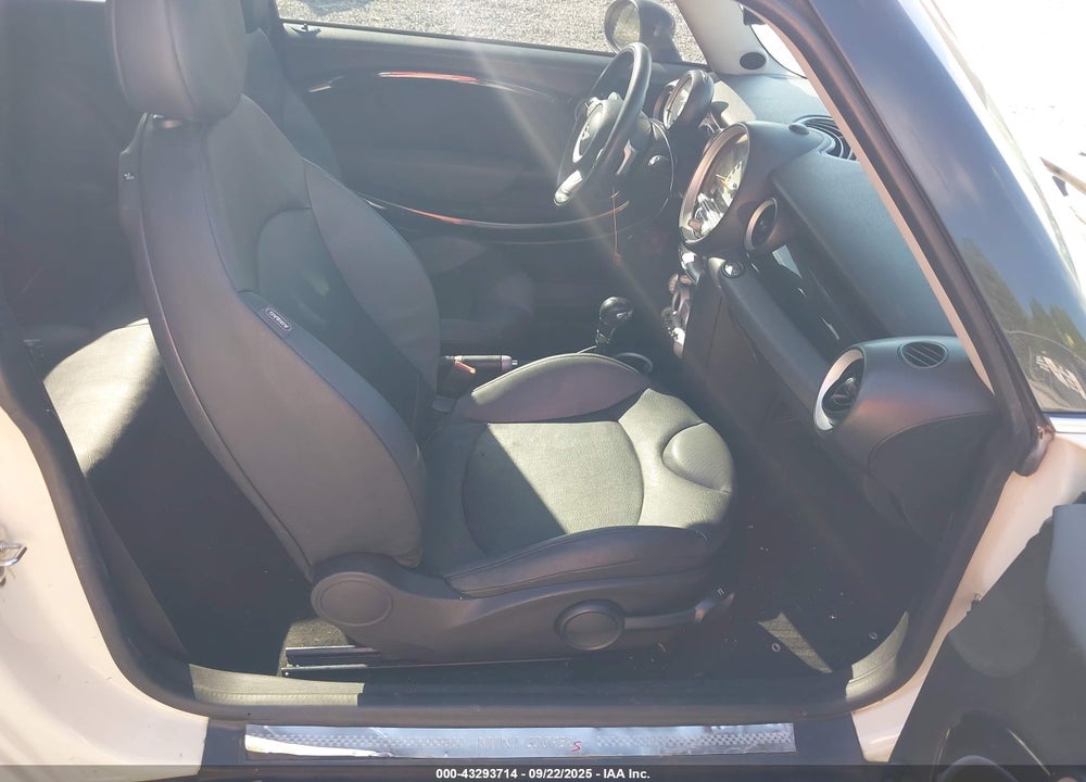 2008 MINI COOPER S VIN: WMWMF73558TV35459