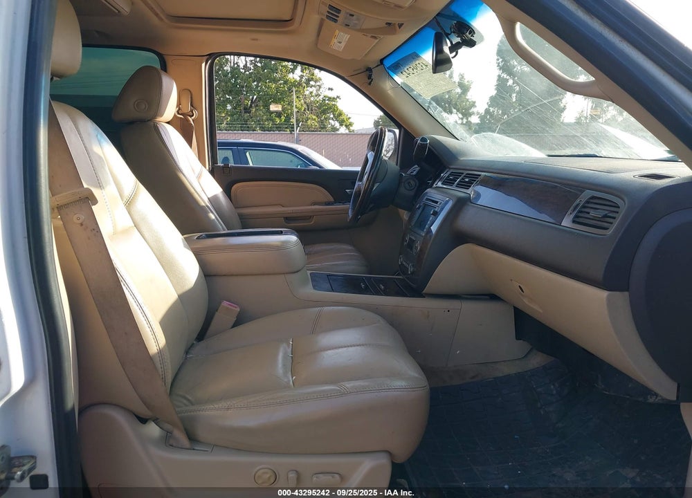 2007 GMC YUKON DENALI VIN: 1GKFK63827J321040