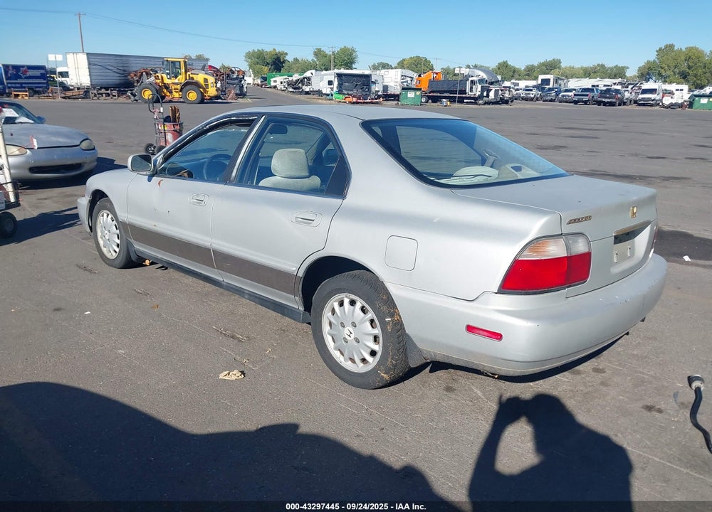 1997 HONDA ACCORD EX VIN: 1HGCD5658VA098666