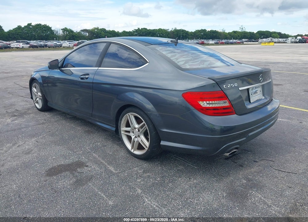 2013 MERCEDES-BENZ C CLASS VIN: WDDGJ4HB1DF945492