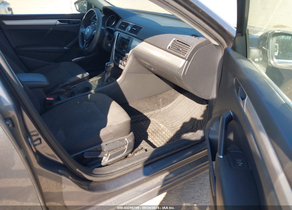 2016 VOLKSWAGEN PASSAT VIN: 1VWAT7A39GC040676
