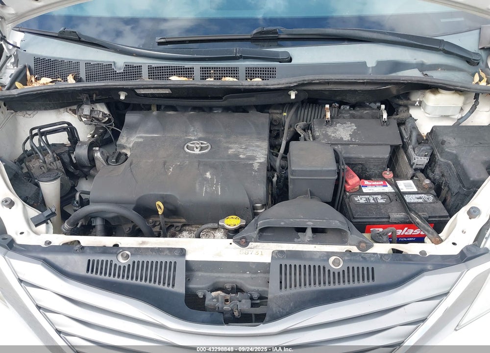 2013 TOYOTA SIENNA XLE V6 8 PASSENGER VIN: 5TDYK3DCXDS285540
