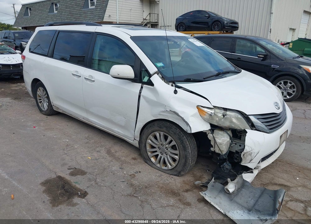 2013 TOYOTA SIENNA XLE V6 8 PASSENGER VIN: 5TDYK3DCXDS285540