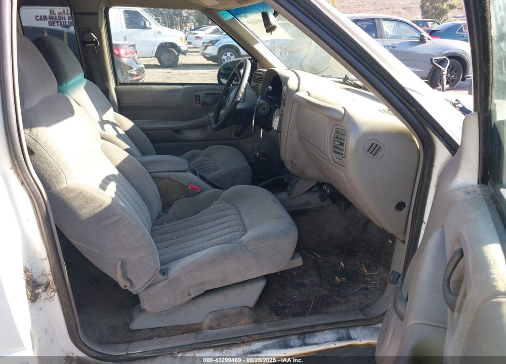 2001 CHEVROLET S-10 LS VIN: 1GCCS195718131683