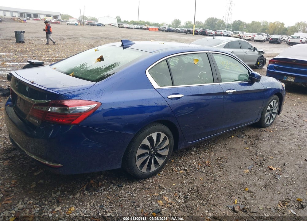 2017 HONDA ACCORD VIN: JHMCR6F52HC017352