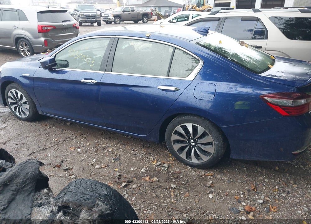 2017 HONDA ACCORD VIN: JHMCR6F52HC017352