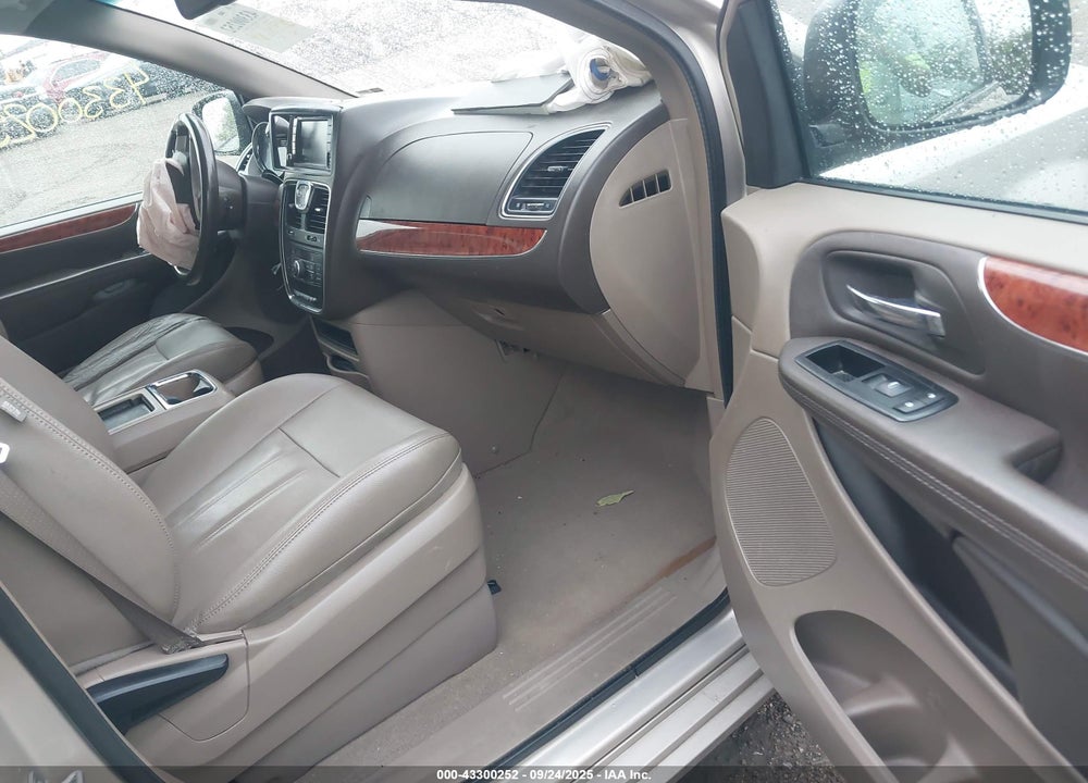2015 CHRYSLER TOWN & COUNTRY VIN: 2C4RC1BG2FR565217