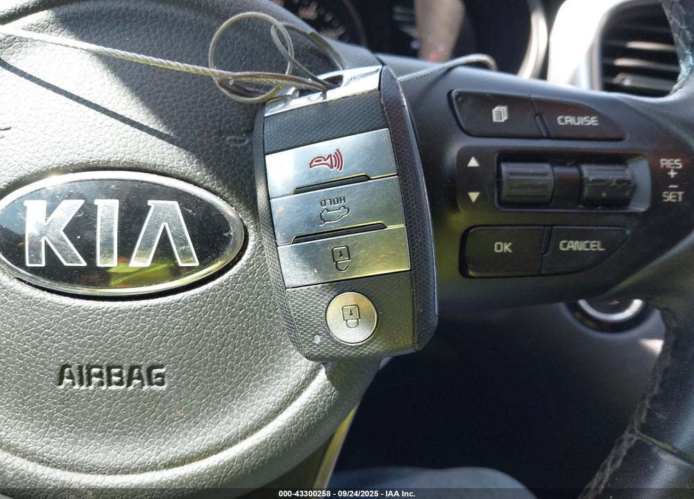 2017 KIA SORENTO 3.3L EX VIN: 5XYPH4A5XHG295042