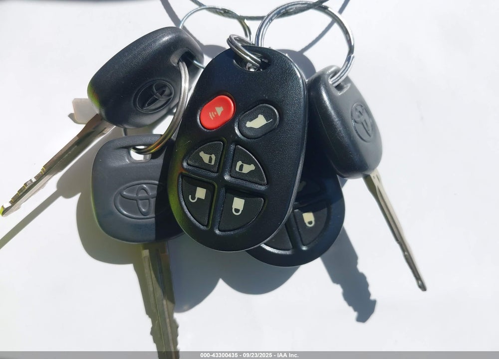2004 TOYOTA SIENNA XLE VIN: 5TDZA22C74S172407