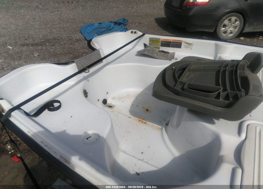 2012 PELICAN 10 FT VIN: ZEP88270D212