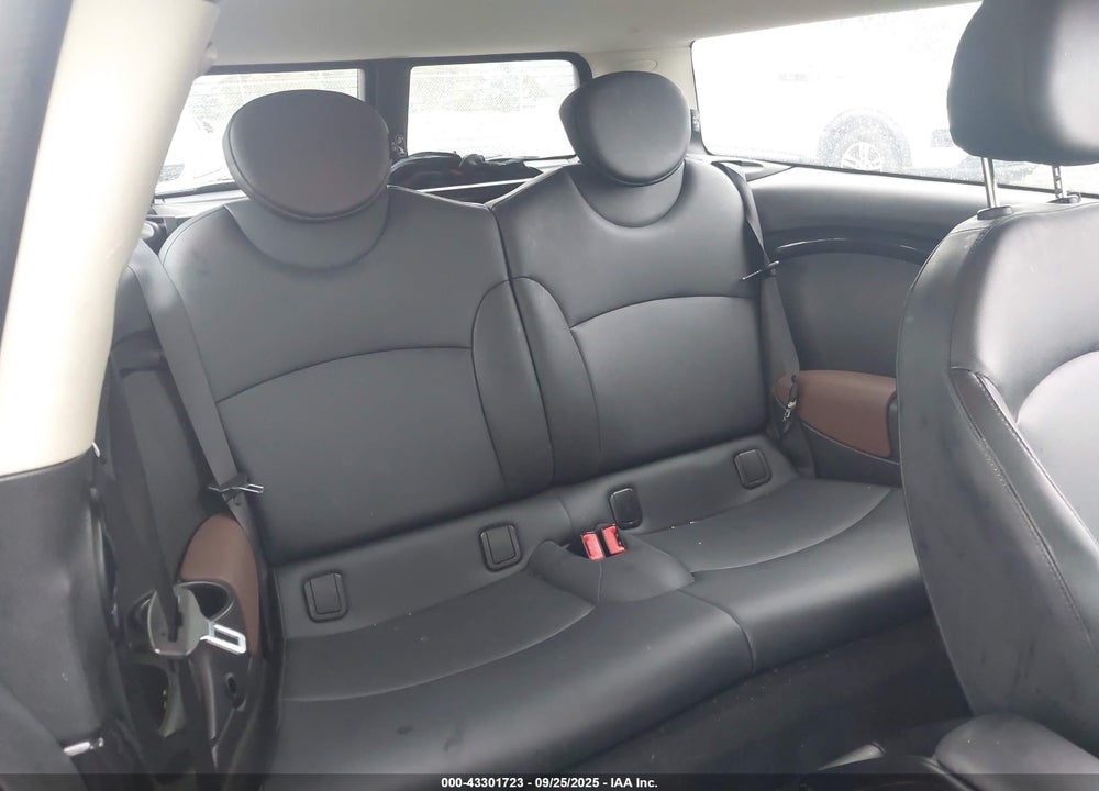 2011 MINI COOPER CLUBMAN VIN: WMWZF3C59BT187736