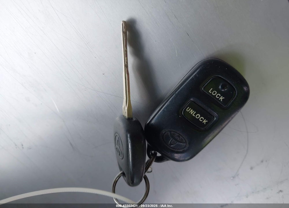 2005 TOYOTA COROLLA LE VIN: 1NXBR32E55Z424519