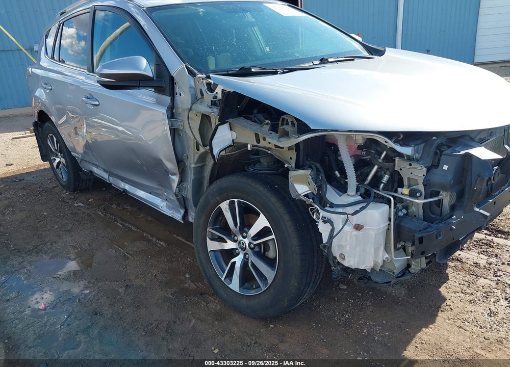2016 TOYOTA RAV4 XLE VIN: 2T3RFREV2GW524643